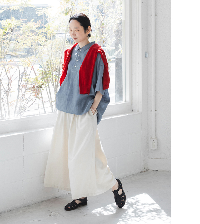 素肌喜ぶリネンポロ(スモークブルー)の全身斜め横のコーディネート