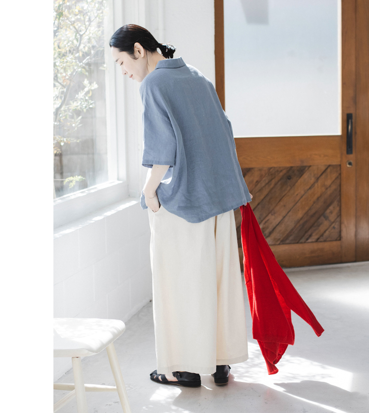 素肌喜ぶリネンポロ(スモークブルー)の全身バックシルエット