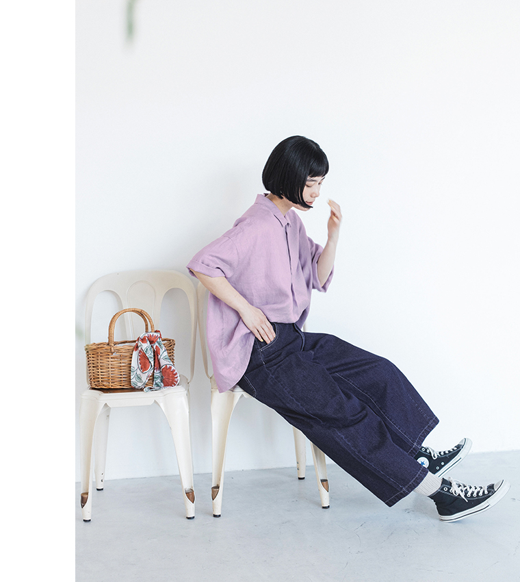 素肌喜ぶリネンポロ(ラベンダー)の座った全身カット
