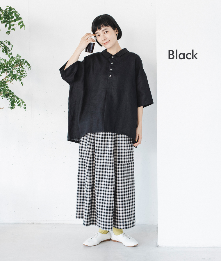 素肌喜ぶリネンポロ(ブラック)の全身コーディネート