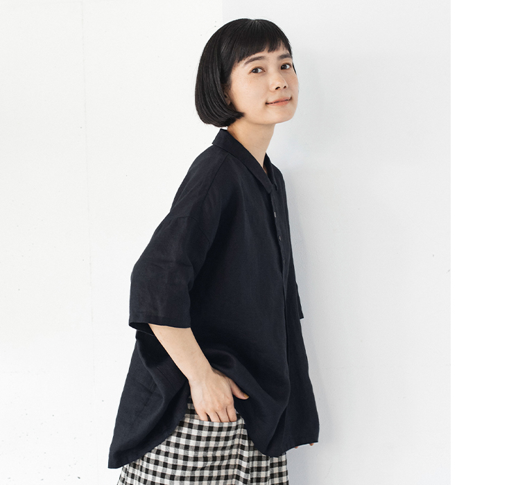 素肌喜ぶリネンポロ(ブラック)の上半身寄り横向きカット