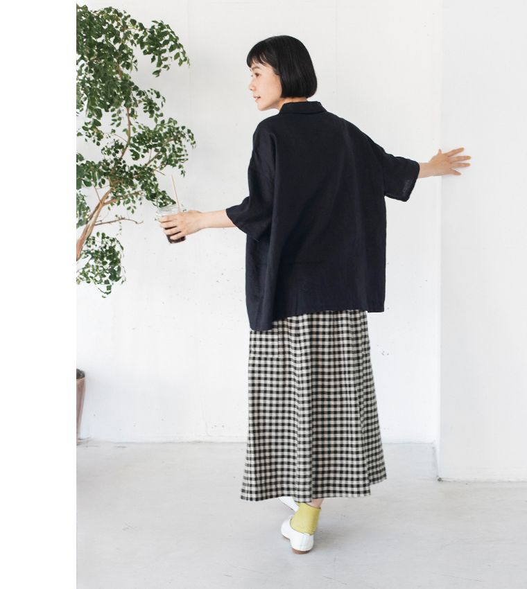 素肌喜ぶリネンポロ(ブラック)の全身バックシルエット