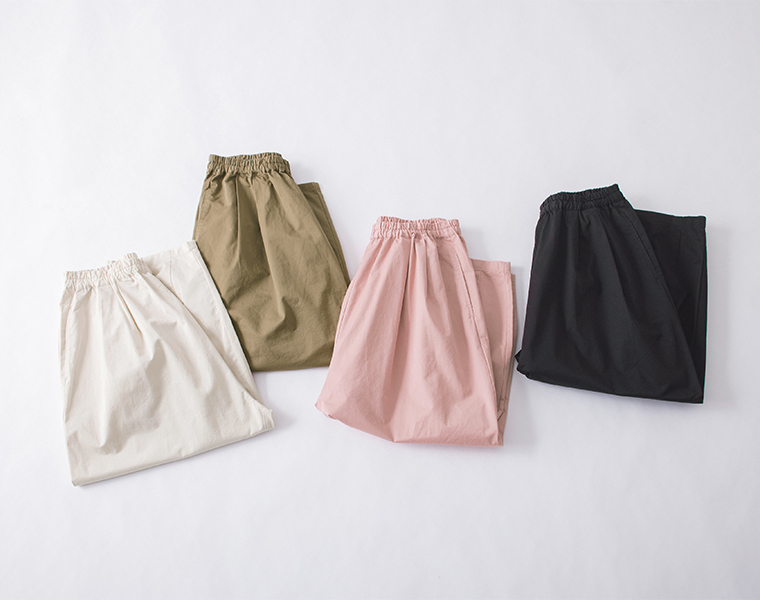 Lintu Lauluコットンチノゆったりバルーンパンツのオフホワイト・カーキベージュ・ピンク・ブラックの4色を横一列に並べた商品画像
