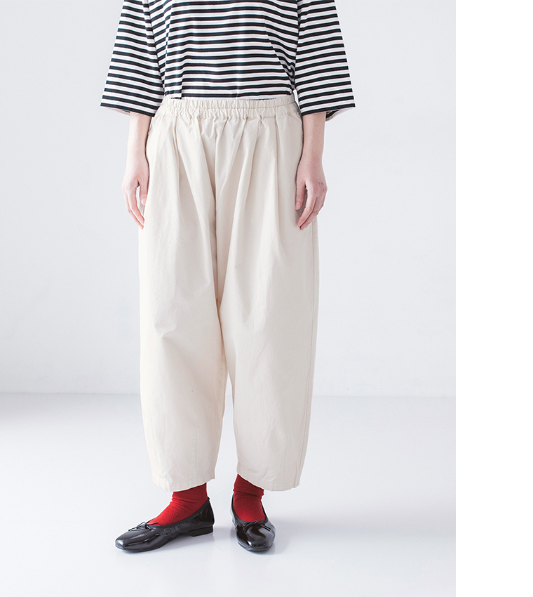 ボーダーの長袖カットソーにオフホワイトのパンツ、赤い靴下と黒のバレエシューズを合わせた正面コーディネート