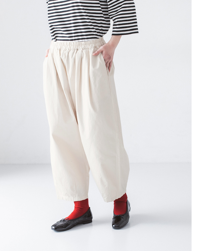 ボーダーの長袖カットソーにオフホワイトのパンツ、赤い靴下と黒のバレエシューズを合わせた正面コーディネート