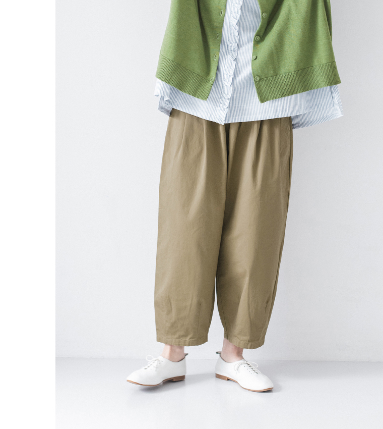 グリーンのカーディガンにストライプシャツ、カーキベージュのパンツと白のシューズを合わせた正面コーディネート