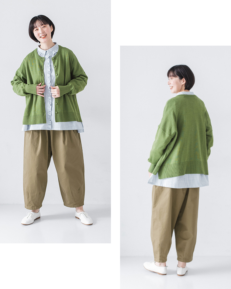 グリーンのカーディガンにストライプシャツ、カーキベージュのパンツと白のシューズを合わせた前後コーディネート