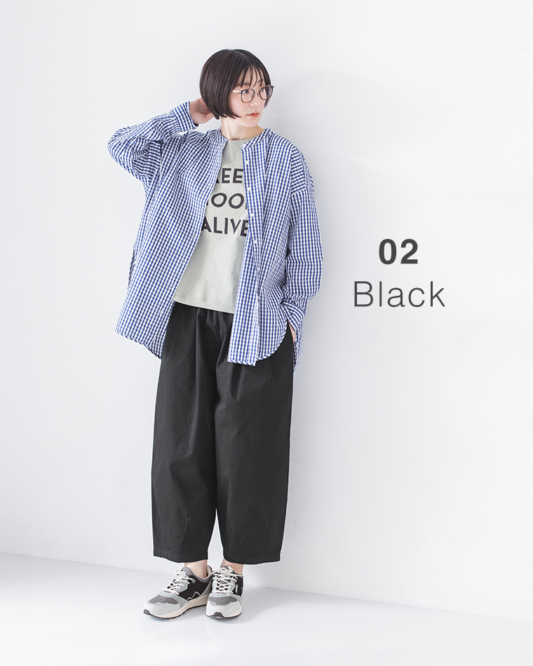 チェックシャツを羽織り、ロゴ入りTシャツにブラックのチノパンツとスニーカーを合わせた正面コーディネート