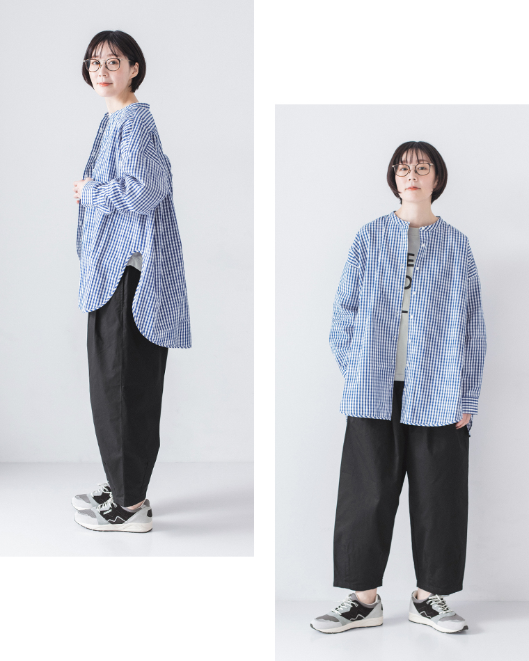 チェックシャツを羽織り、ロゴ入りTシャツにブラックのチノパンツとスニーカーを合わせた前後コーディネート