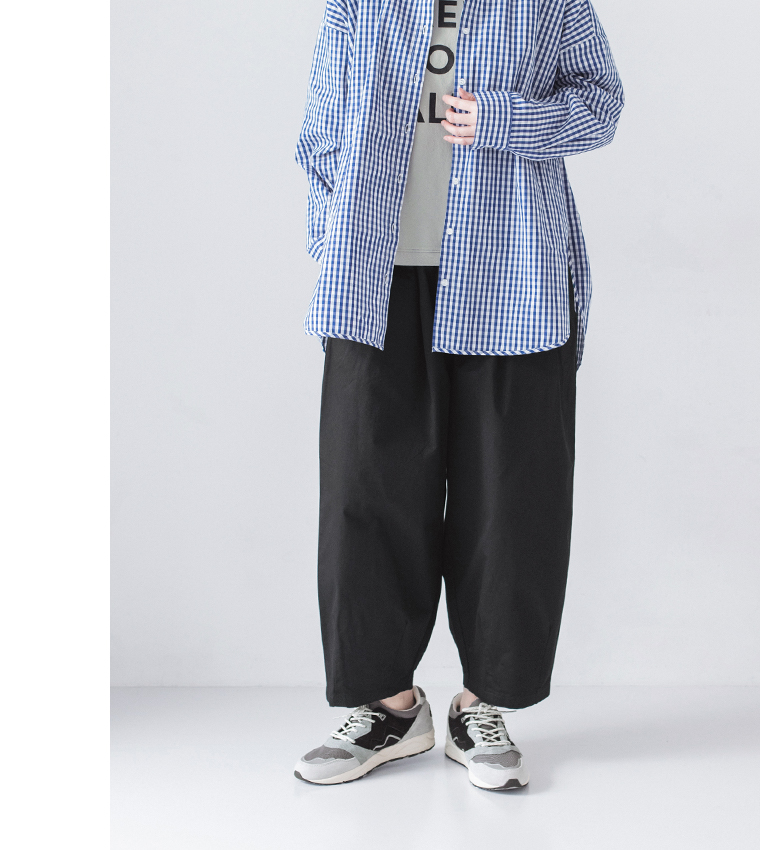 チェックシャツを羽織り、ロゴ入りTシャツにブラックのチノパンツとスニーカーを合わせた正面コーディネート