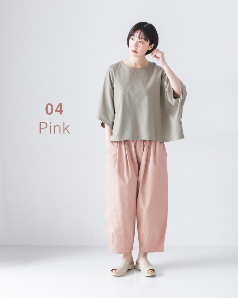 くすみグリーンのトップスにピンクのワイドパンツ、サンダルを合わせた正面コーディネート