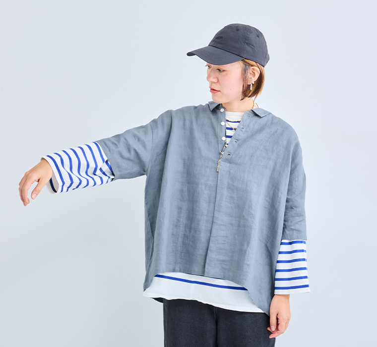 素肌喜ぶリネンポロ(スモークブルー)の上半身寄りカット