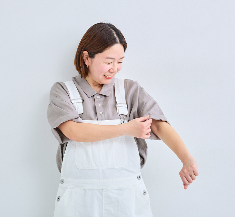 素肌喜ぶリネンポロ(ライトグレー)の上半身寄りカット