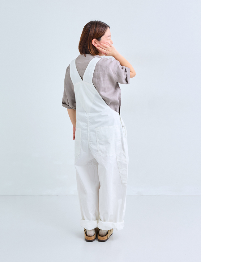素肌喜ぶリネンポロ(ライトグレー)の全身バックシルエット