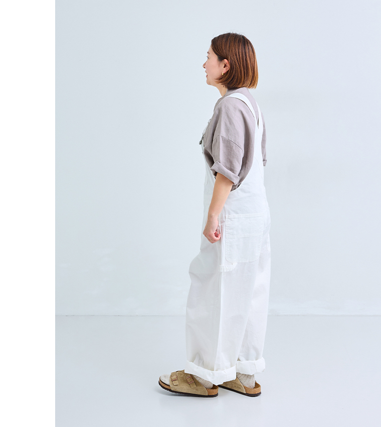 素肌喜ぶリネンポロ(ライトグレー)の全身横のコーディネート