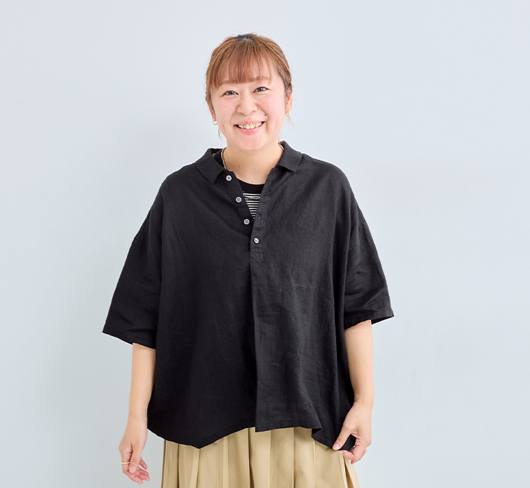 素肌喜ぶリネンポロ(ブラック)の上半身寄りカット
