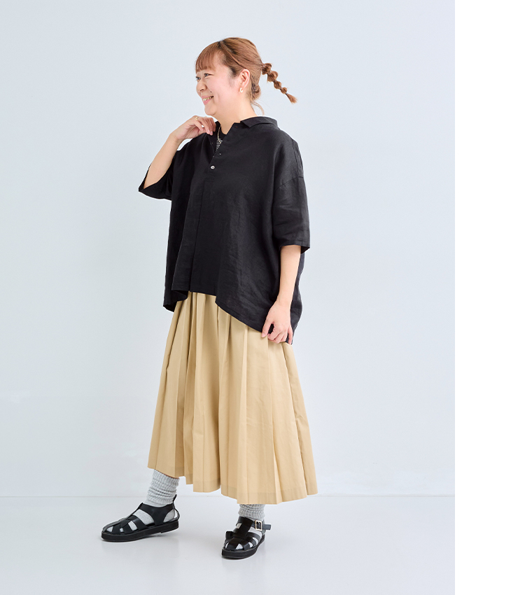 素肌喜ぶリネンポロ(ブラック)の全身斜め前のカット