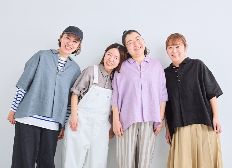 4名がそれぞれ素肌喜ぶリネンポロ(スモークブルー、ライトグレー、ラベンダー、ブラック)を着用したカット