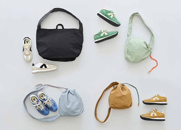 ナイロンリップストラップトートと撥水ナイロンパラコードボンサック、GATE レトロスニーカーを組み合わせた一覧置きカット