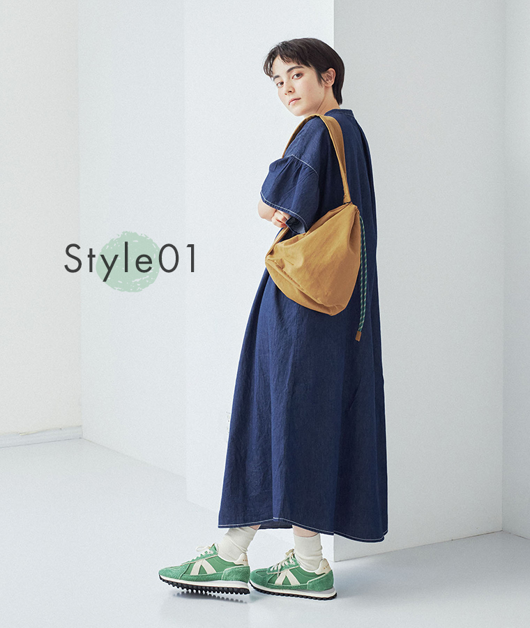 撥水ナイロンパラコードボンサック ブラウンとGATE レトロスニーカー グリーンを合わせたコーディネート