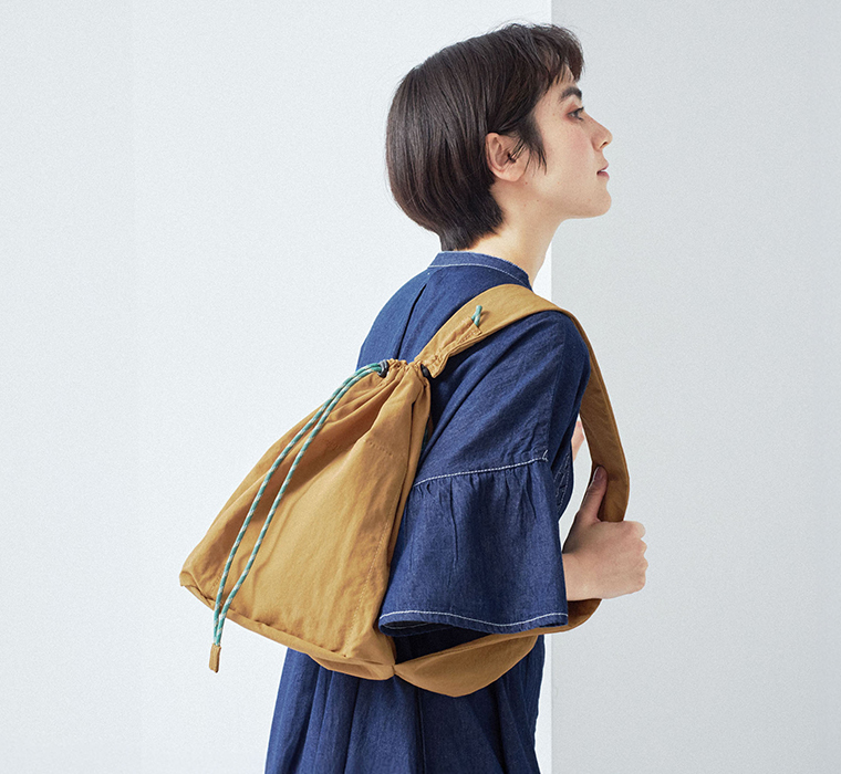 撥水ナイロンパラコードボンサックのブラウンを背負った着用イメージ