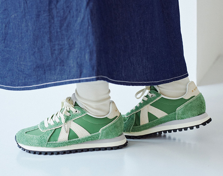 GATE レトロスニーカー グリーンを着用した足元のサイドカット