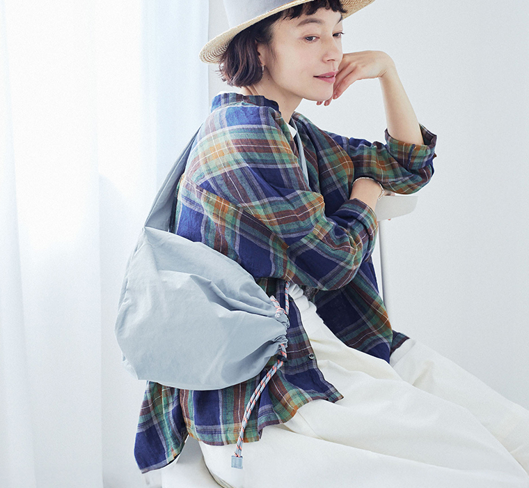 撥水ナイロンパラコードボンサックを肩に掛けた着用イメージ