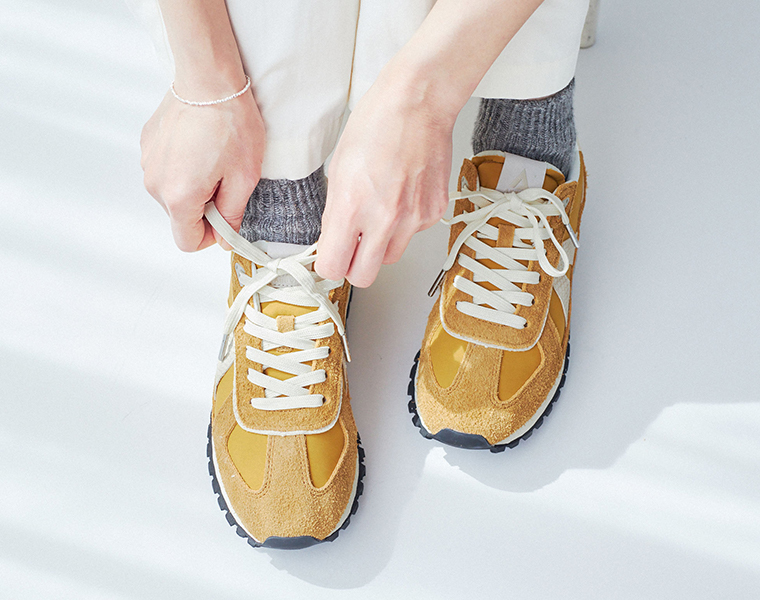 GATE レトロスニーカー オークを履きシューレースを結ぶ手元のカット