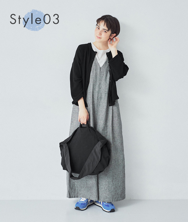 ナイロンリップストラップトート ブラックとGATE レトロスニーカー ブルーを合わせたコーディネート