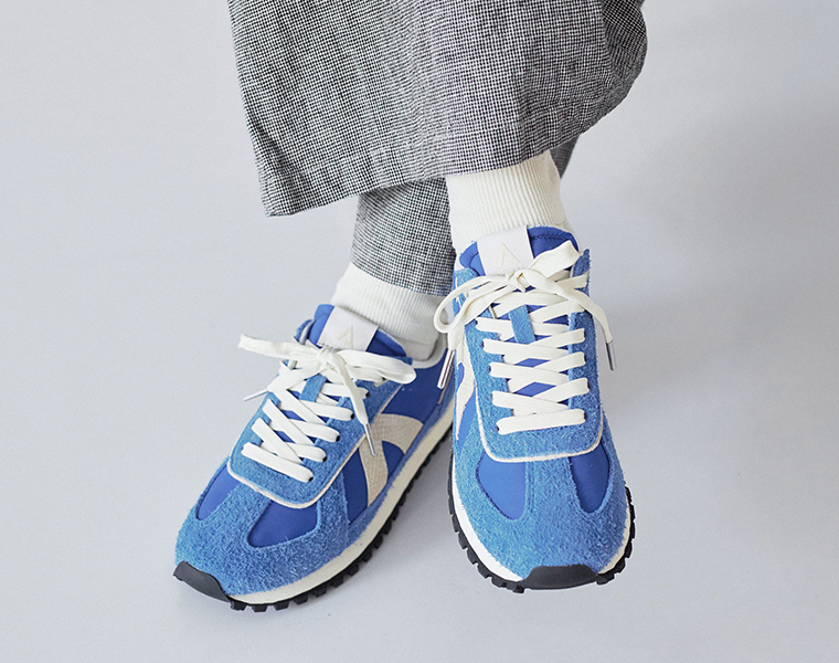 GATE レトロスニーカー ブルーを着用した足元の正面カット