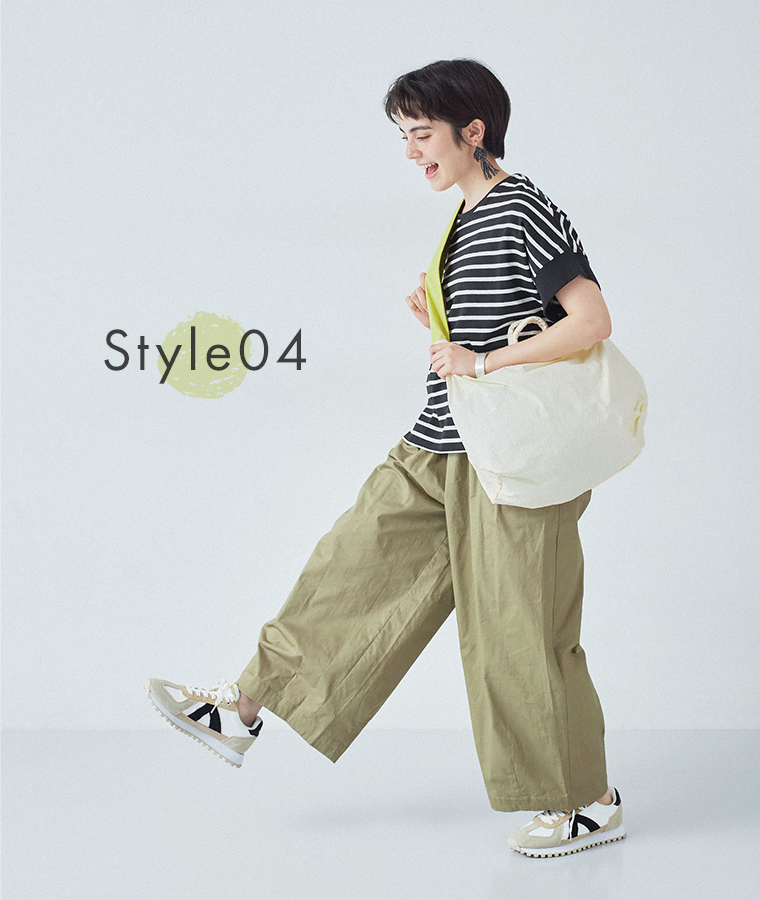 ナイロンリップストラップトート アイボリー×イエローとGATE レトロスニーカー ホワイトを合わせたコーディネート