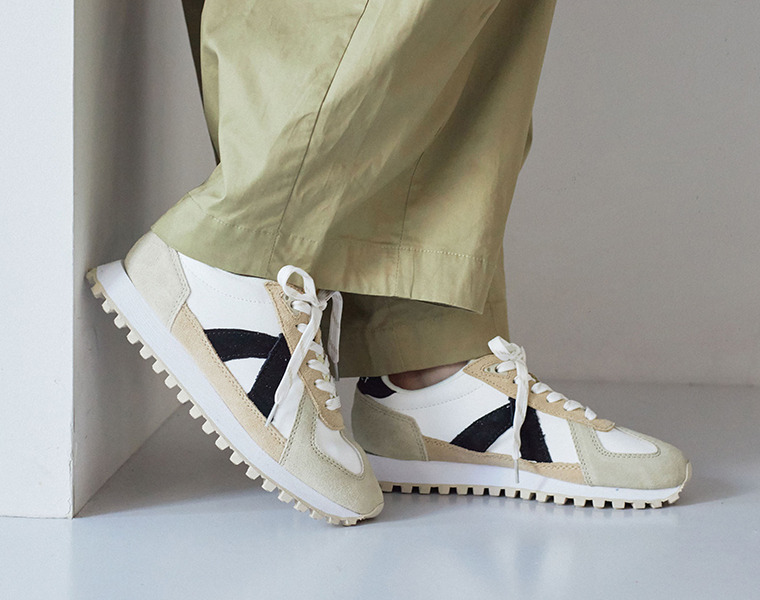 GATE レトロスニーカー ホワイトを着用した足元のサイドカット