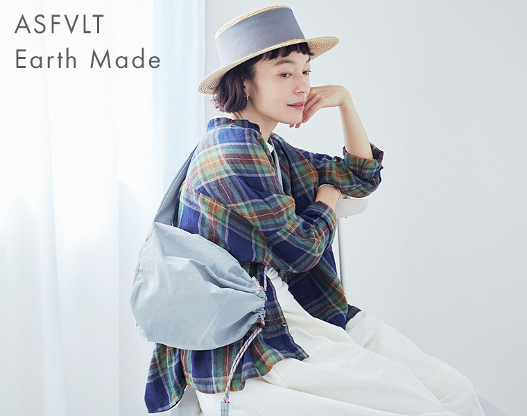 Earth Madeの撥水ナイロンパラコードボンサックを肩に掛けた着用イメージ