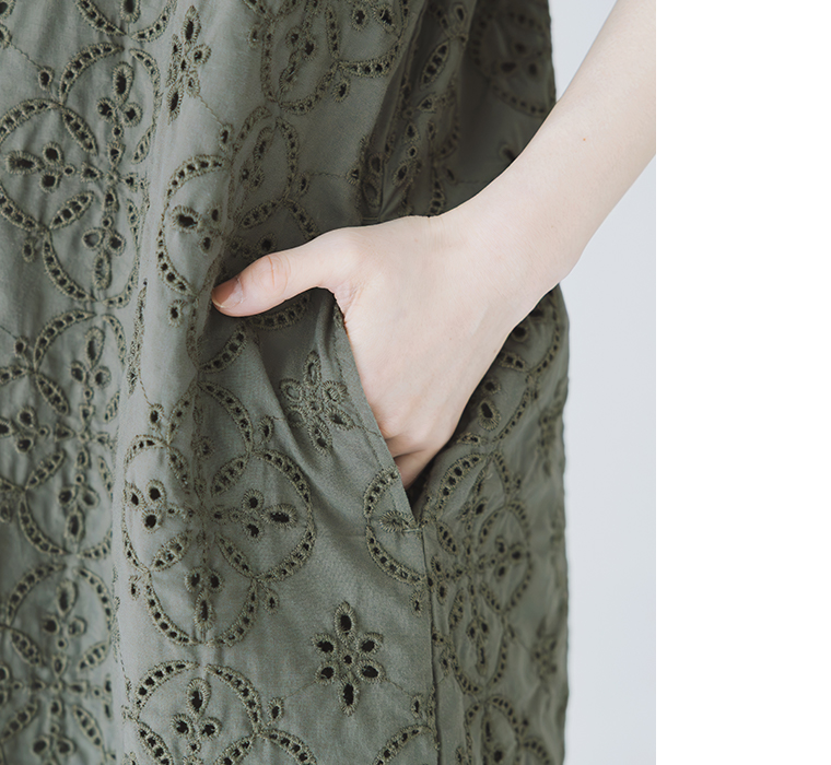 カーキのカットワークレースワンピースのポケットに手を入れている部分アップ