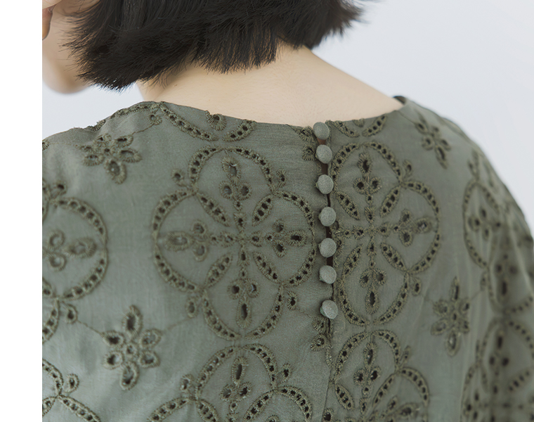 カーキのカットワークレースワンピースの後ろ首元とくるみボタンのディテール
