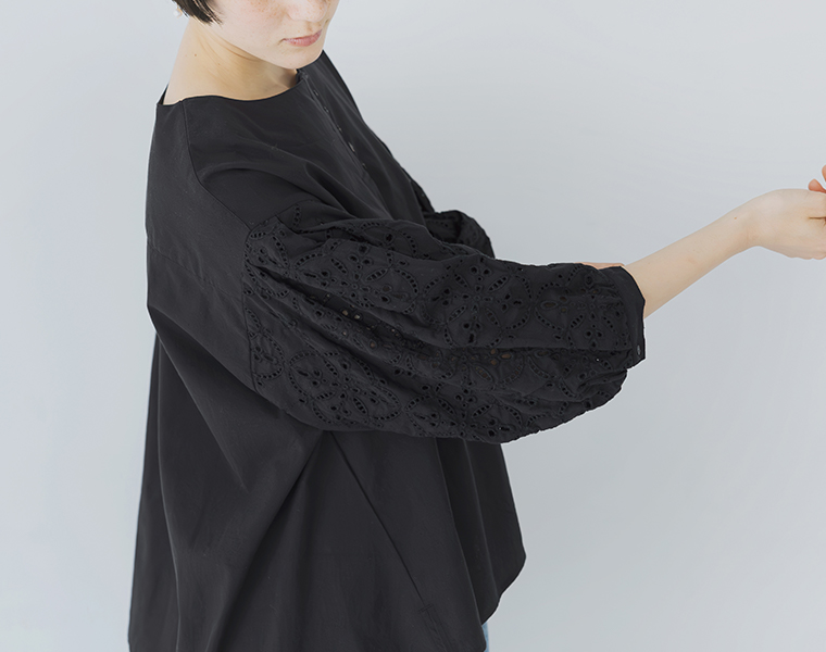 カットワークレーススリーブブラウスのレーススリーブ部分のアップ