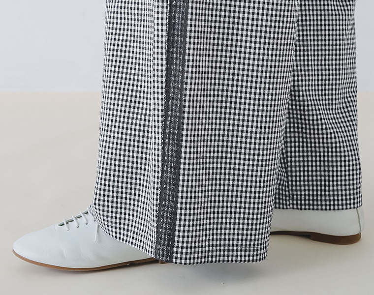 コットンリネン サイドレースセミフレアパンツの裾とサイドレースのディテール