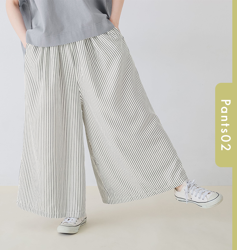 nodのストライプフレアパンツを着てウエストに手を入れ足を前に出している