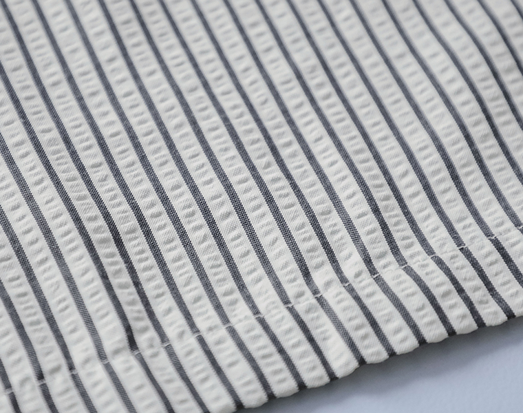 ストライプフレアパンツの生地のストライプ柄と表面の凹凸のアップ