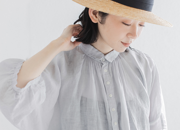 アイスグレーの襟元アップ