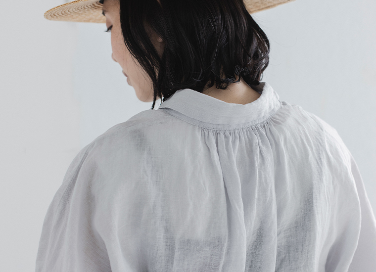 アイスグレーの後ろ姿アップ