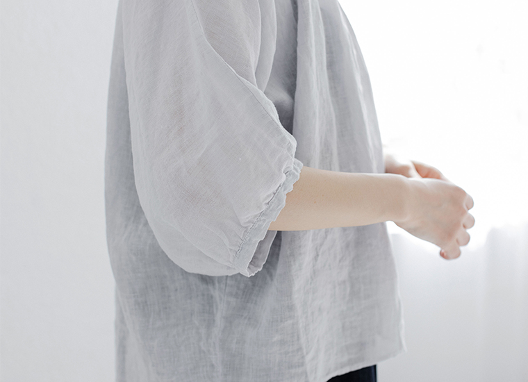 アイスグレーの袖ディテール
