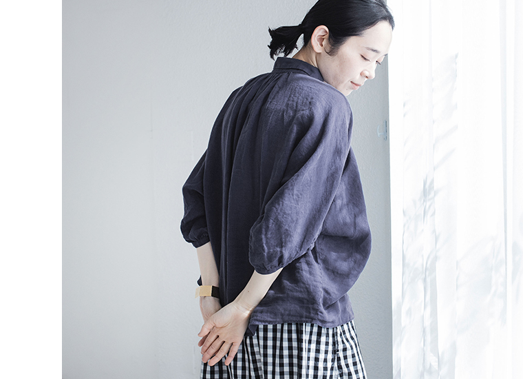 リネンキャンバスグランシャツのネイビーを着たモデルの後ろ姿