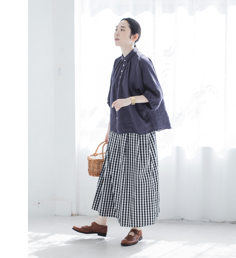 リネンキャンバスグランシャツのネイビーとギンガムスカートのコーディネート