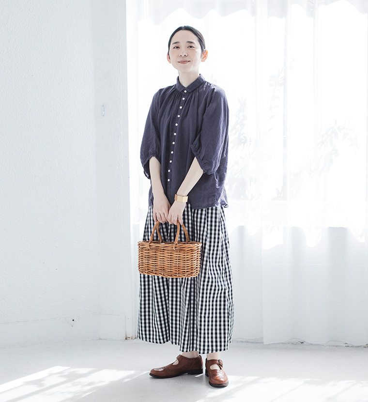リネンキャンバスグランシャツのネイビーとギンガムスカートの全身コーディネート