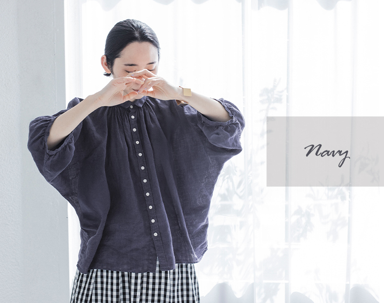 リネンキャンバスグランシャツのネイビーを着たモデルの正面スタイル
