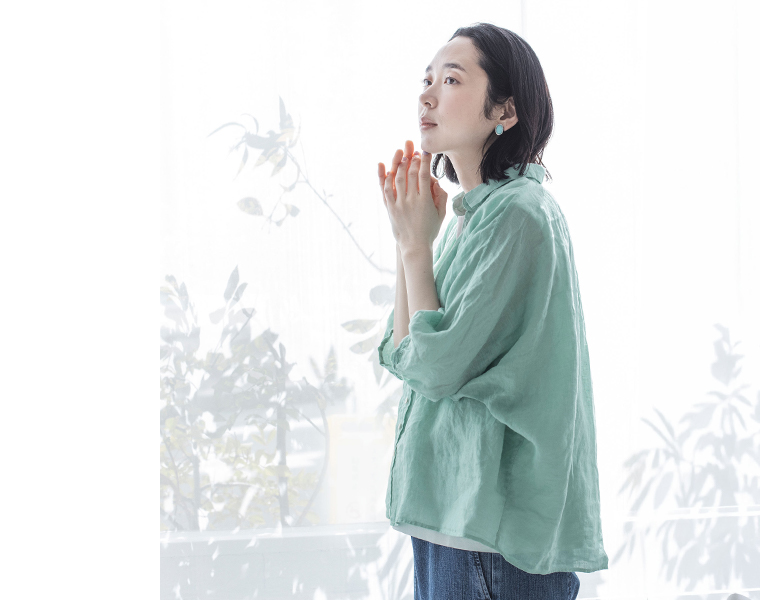 リネンキャンバスグランシャツのミントグリーンを着たモデルのサイドスタイル