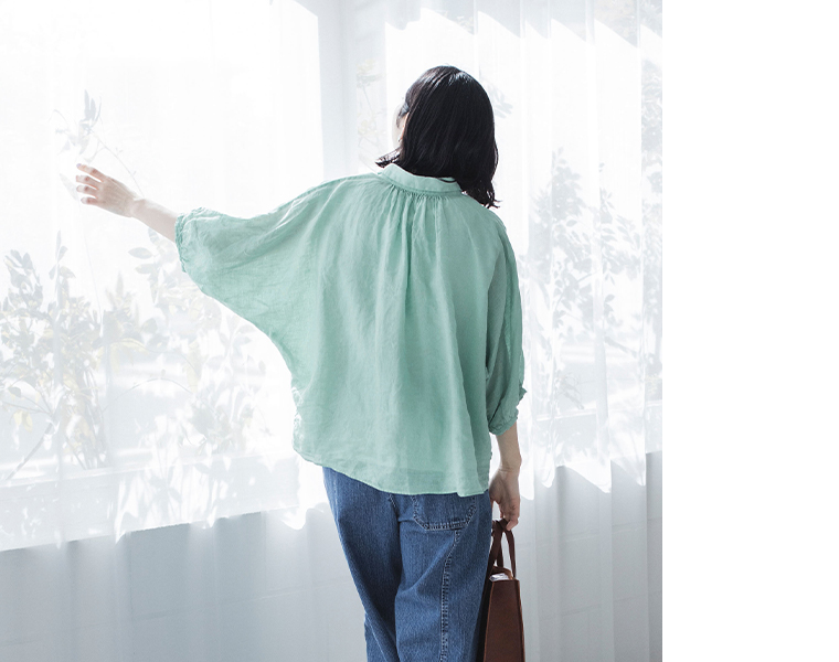 リネンキャンバスグランシャツのミントグリーンを着たモデルのバックスタイル