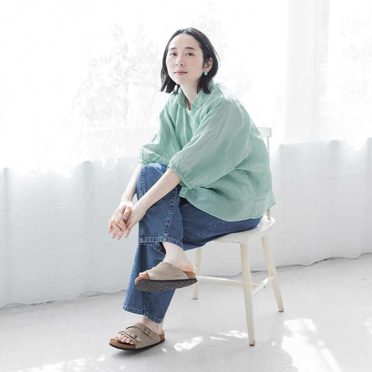 リネンキャンバスグランシャツのミントグリーンとデニムの全身コーディネート