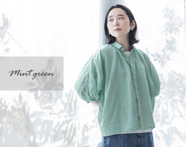 リネンキャンバスグランシャツのミントグリーンを着たモデルの正面スタイル
